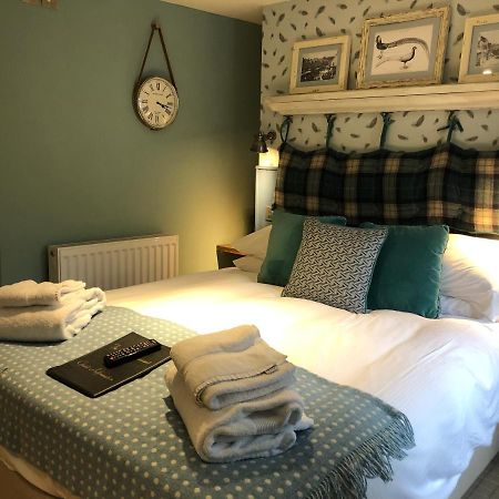 The Golden Pheasant Hotel Бърфорд Екстериор снимка