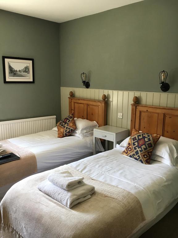 The Golden Pheasant Hotel Бърфорд Екстериор снимка